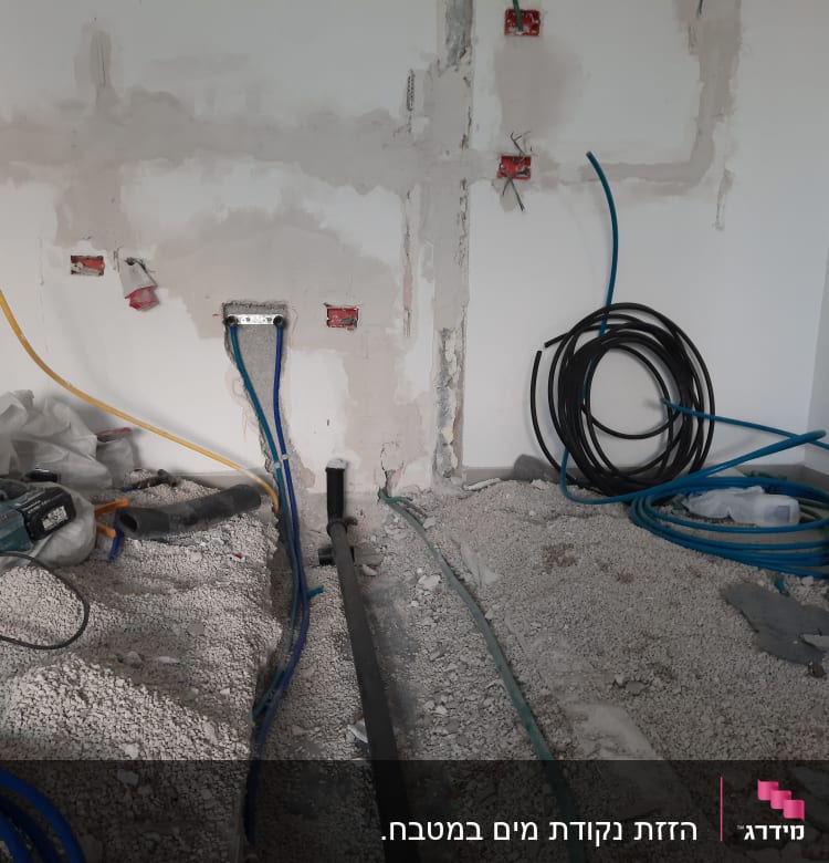 כלים וצינורות לעבודת אינסטלציה באתר בנייה